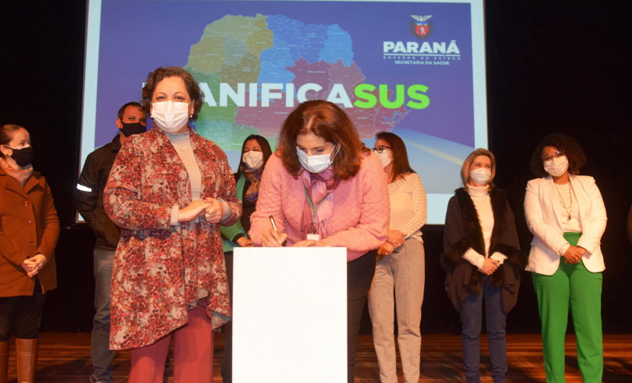 Secretaria de Estado da Saúde formalizou nesta terça-feira (31) a expansão do Programa PlanificaSUS Paraná. A assinatura do Termo de Cooperação Técnica do Programa com o Conselho Municipal de Saúde do Estado (Cosems) foi feita durante o evento “Saúde em frente” e teve a participação de diretores da Sesa e das 22 Regionais de Saúde, equipes técnicas, além de gestores e representantes municipais. Foto:Américo Antonio/SESA