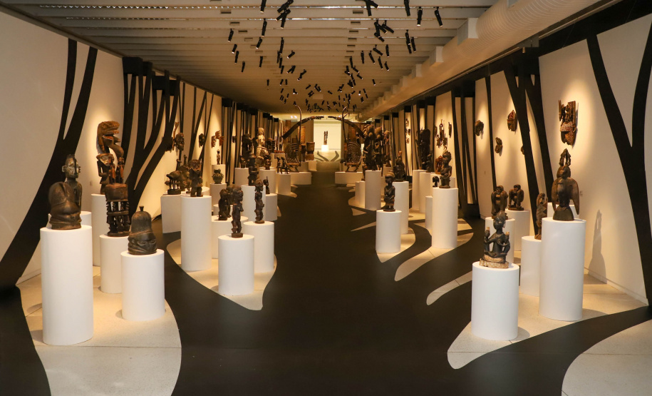 Africa Vice-governador Darci Piana participa da abertura da exposição África, Expressões Artísticas de um Continente, realizada pelo Museu Oscar Niemeyer (MON) Foto: Ari Dias/AEN