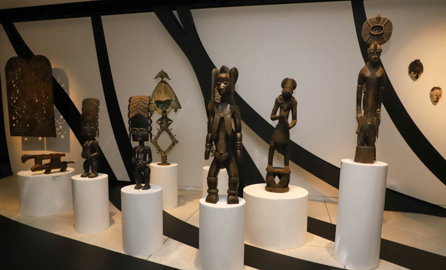 Africa Vice-governador Darci Piana participa da abertura da exposição África, Expressões Artísticas de um Continente, realizada pelo Museu Oscar Niemeyer (MON) Foto: Ari Dias/AEN