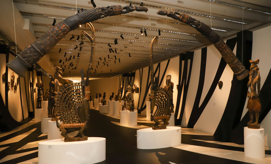 Africa Vice-governador Darci Piana participa da abertura da exposição África, Expressões Artísticas de um Continente, realizada pelo Museu Oscar Niemeyer (MON) Foto: Ari Dias/AEN