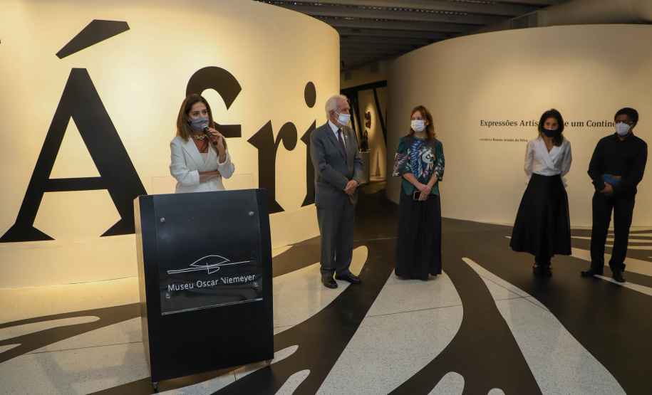Africa Vice-governador Darci Piana participa da abertura da exposição África, Expressões Artísticas de um Continente, realizada pelo Museu Oscar Niemeyer (MON) Foto: Ari Dias/AEN