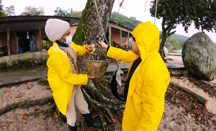 Portos do Paraná ensina tecnologia ?caxambu? nas comunidadesisoladas - Sistema de proteção de nascentes evita contaminação da água. Trabalho faz parte doprojeto de readequação de microssistemas de abastecimento de água nas áreas deabrangência dos portos paranaenses.  -  Paranaguá, 31/08/2021  -  Foto: Pierpaolo Notta/Portos do Paraná