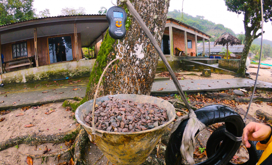 Portos do Paraná ensina tecnologia ?caxambu? nas comunidadesisoladas - Sistema de proteção de nascentes evita contaminação da água. Trabalho faz parte doprojeto de readequação de microssistemas de abastecimento de água nas áreas deabrangência dos portos paranaenses.  -  Paranaguá, 31/08/2021  -  Foto: Pierpaolo Notta/Portos do Paraná