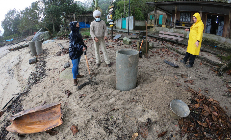 Portos do Paraná ensina tecnologia ?caxambu? nas comunidadesisoladas - Sistema de proteção de nascentes evita contaminação da água. Trabalho faz parte doprojeto de readequação de microssistemas de abastecimento de água nas áreas deabrangência dos portos paranaenses.  -  Paranaguá, 31/08/2021  -  Foto: Pierpaolo Notta/Portos do Paraná