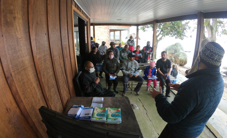 Portos do Paraná ensina tecnologia ?caxambu? nas comunidadesisoladas - Sistema de proteção de nascentes evita contaminação da água. Trabalho faz parte doprojeto de readequação de microssistemas de abastecimento de água nas áreas deabrangência dos portos paranaenses.  -  Paranaguá, 31/08/2021  -  Foto: Pierpaolo Notta/Portos do Paraná