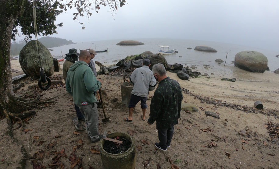 Portos do Paraná ensina tecnologia ?caxambu? nas comunidadesisoladas - Sistema de proteção de nascentes evita contaminação da água. Trabalho faz parte doprojeto de readequação de microssistemas de abastecimento de água nas áreas deabrangência dos portos paranaenses.  -  Paranaguá, 31/08/2021  -  Foto: Pierpaolo Notta/Portos do Paraná