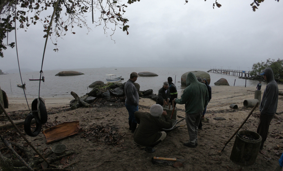 Portos do Paraná ensina tecnologia ?caxambu? nas comunidadesisoladas - Sistema de proteção de nascentes evita contaminação da água. Trabalho faz parte doprojeto de readequação de microssistemas de abastecimento de água nas áreas deabrangência dos portos paranaenses.  -  Paranaguá, 31/08/2021  -  Foto: Pierpaolo Notta/Portos do Paraná