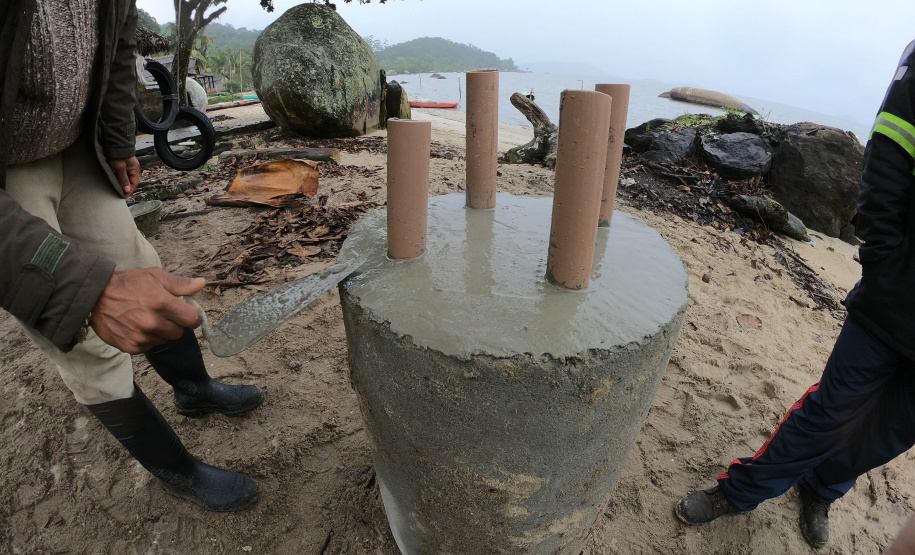 Portos do Paraná ensina tecnologia ?caxambu? nas comunidadesisoladas - Sistema de proteção de nascentes evita contaminação da água. Trabalho faz parte doprojeto de readequação de microssistemas de abastecimento de água nas áreas deabrangência dos portos paranaenses.  -  Paranaguá, 31/08/2021  -  Foto: Pierpaolo Notta/Portos do Paraná