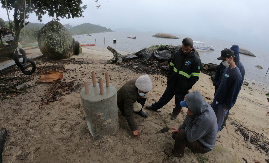 Portos do Paraná ensina tecnologia ?caxambu? nas comunidadesisoladas - Sistema de proteção de nascentes evita contaminação da água. Trabalho faz parte doprojeto de readequação de microssistemas de abastecimento de água nas áreas deabrangência dos portos paranaenses.  -  Paranaguá, 31/08/2021  -  Foto: Pierpaolo Notta/Portos do Paraná