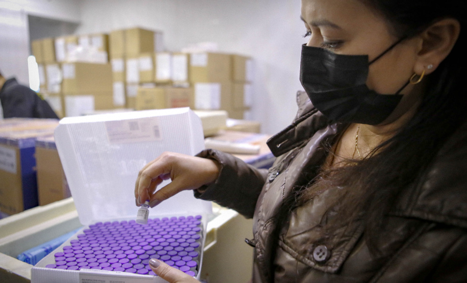 Paraná recebe 79,5 mil vacinas contra a Covid-19 nesta quarta-feira; mais 87 mil chegam na quinta.   
Foto Gilson Abreu/AEN