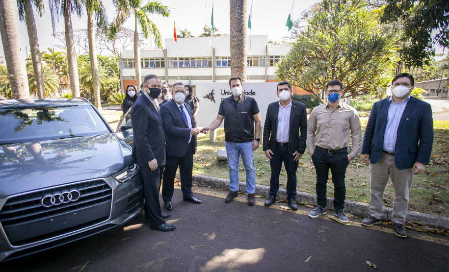 Audi doa carro Q3 para Engenharia Mecânica usar em Ensino e Pesquisa. Na foto, Da esquerda: Calcagnotto, Damasceno, Pugliese, Vanderlei, Conceição e Cótica. Foto: UEM