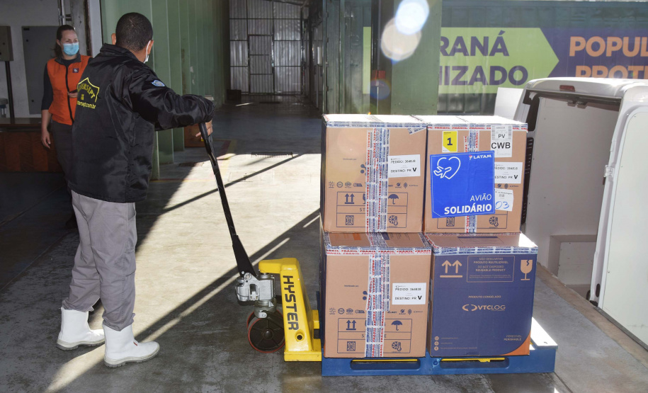 Mais 79,5 mil vacinas contra a Covid-19 chegam ao Paraná. Foto: Américo Antonio/SESA