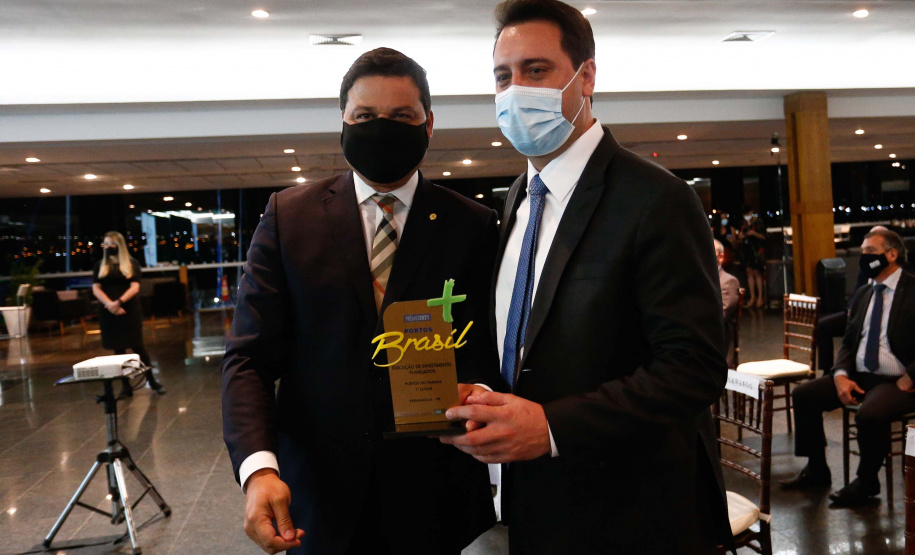 Os portos do Paraná têm a melhor gestão pública do Brasil. O reconhecimento foi feito pelo Governo Federal na segunda edição do Prêmio “Portos + Brasil”, entregue na noite desta quarta-feira (1) pelo Ministério da Infraestrutura. Foto: Jonathan Campos/AEN