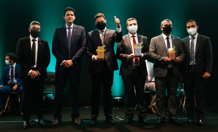 Os portos do Paraná têm a melhor gestão pública do Brasil. O reconhecimento foi feito pelo Governo Federal na segunda edição do Prêmio “Portos + Brasil”, entregue na noite desta quarta-feira (1) pelo Ministério da Infraestrutura. Foto: Jonathan Campos/AEN