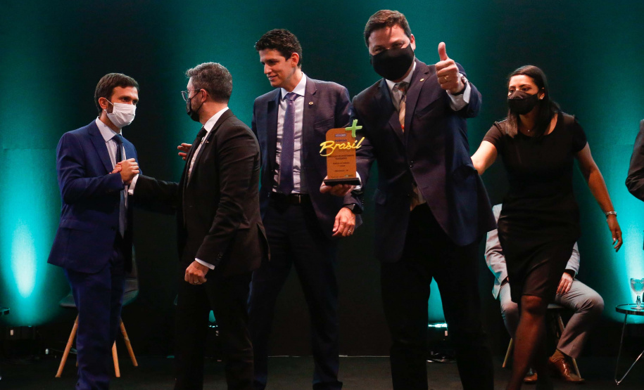 Os portos do Paraná têm a melhor gestão pública do Brasil. O reconhecimento foi feito pelo Governo Federal na segunda edição do Prêmio “Portos + Brasil”, entregue na noite desta quarta-feira (1) pelo Ministério da Infraestrutura. Foto: Jonathan Campos/AEN