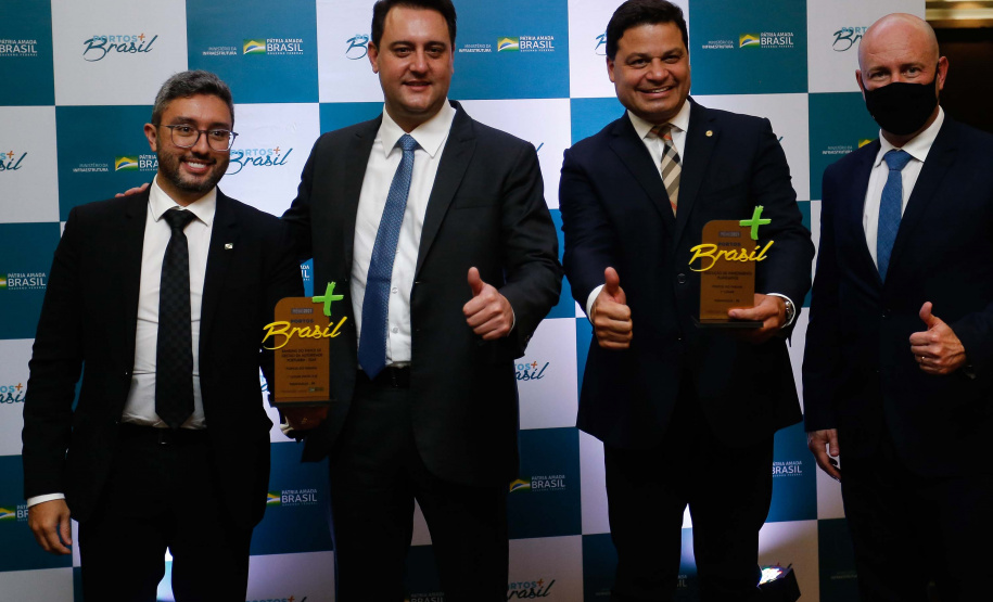 Os portos do Paraná têm a melhor gestão pública do Brasil. O reconhecimento foi feito pelo Governo Federal na segunda edição do Prêmio “Portos + Brasil”, entregue na noite desta quarta-feira (1) pelo Ministério da Infraestrutura. Foto: Jonathan Campos/AEN