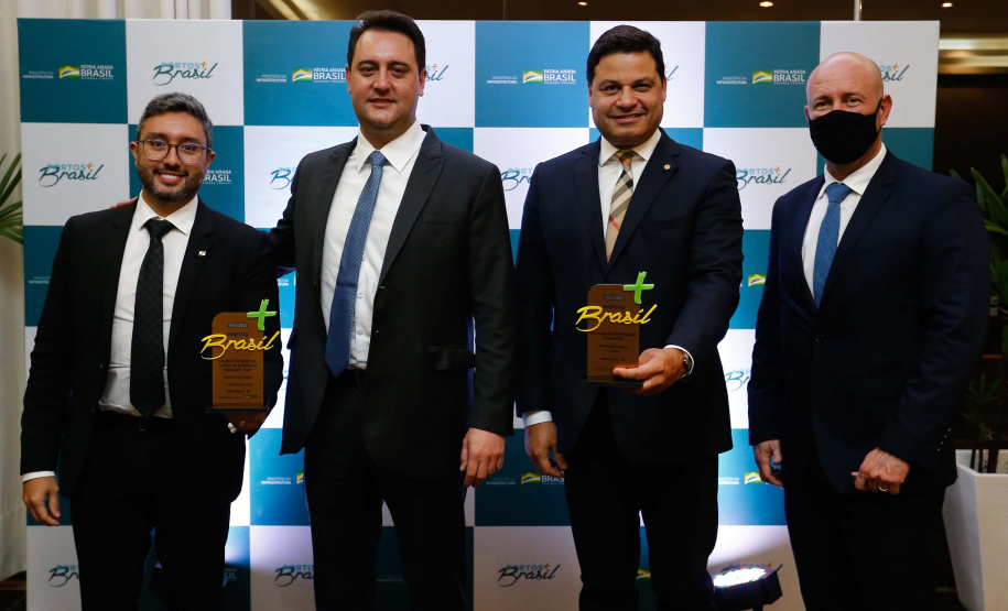 Os portos do Paraná têm a melhor gestão pública do Brasil. O reconhecimento foi feito pelo Governo Federal na segunda edição do Prêmio “Portos + Brasil”, entregue na noite desta quarta-feira (1) pelo Ministério da Infraestrutura. Foto: Jonathan Campos/AEN