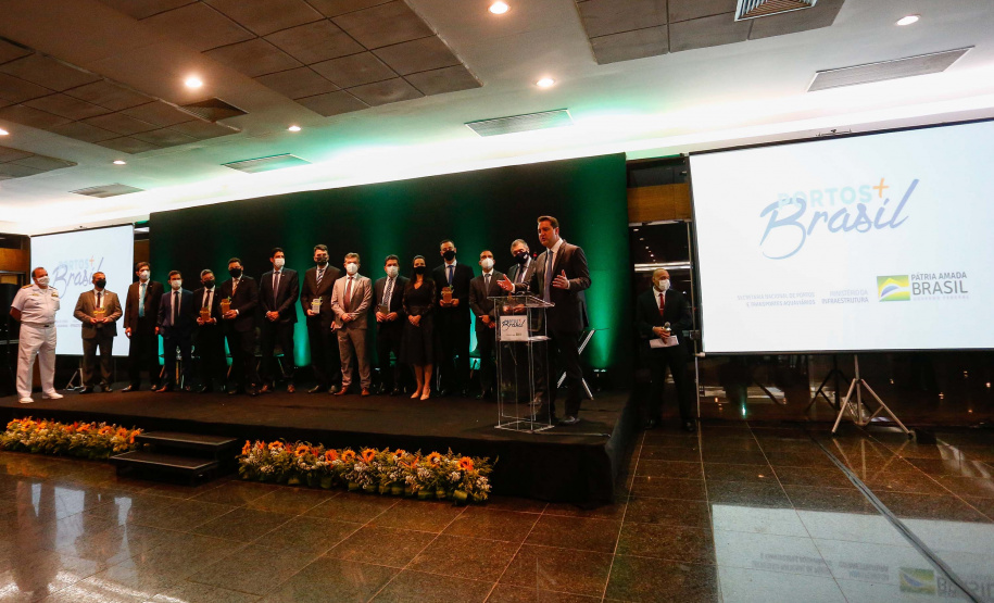 Os portos do Paraná têm a melhor gestão pública do Brasil. O reconhecimento foi feito pelo Governo Federal na segunda edição do Prêmio “Portos + Brasil”, entregue na noite desta quarta-feira (1) pelo Ministério da Infraestrutura. Foto: Jonathan Campos/AEN