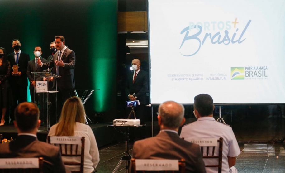 Os portos do Paraná têm a melhor gestão pública do Brasil. O reconhecimento foi feito pelo Governo Federal na segunda edição do Prêmio “Portos + Brasil”, entregue na noite desta quarta-feira (1) pelo Ministério da Infraestrutura. Foto: Jonathan Campos/AEN