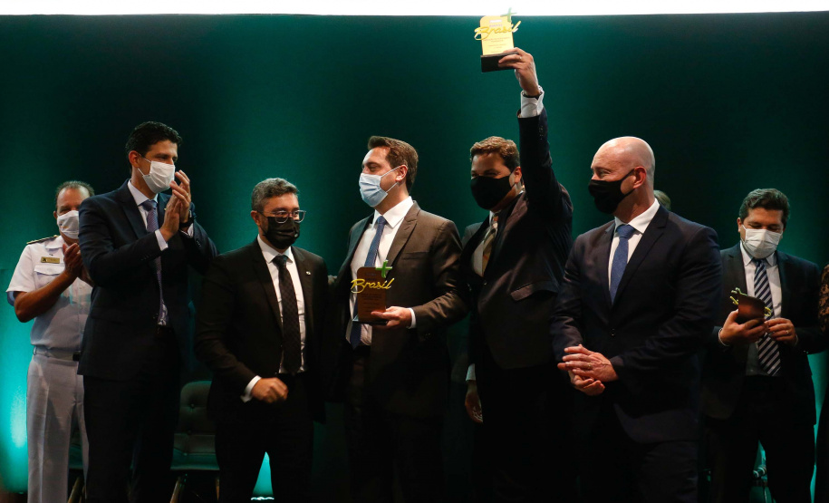 Os portos do Paraná têm a melhor gestão pública do Brasil. O reconhecimento foi feito pelo Governo Federal na segunda edição do Prêmio “Portos + Brasil”, entregue na noite desta quarta-feira (1) pelo Ministério da Infraestrutura. Foto: Jonathan Campos/AEN