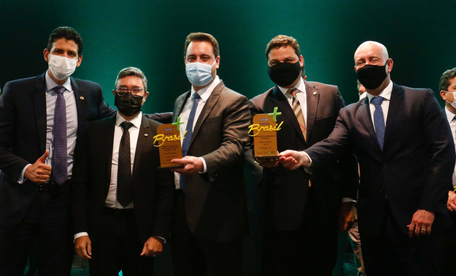 Os portos do Paraná têm a melhor gestão pública do Brasil. O reconhecimento foi feito pelo Governo Federal na segunda edição do Prêmio “Portos + Brasil”, entregue na noite desta quarta-feira (1) pelo Ministério da Infraestrutura. Foto: Jonathan Campos/AEN