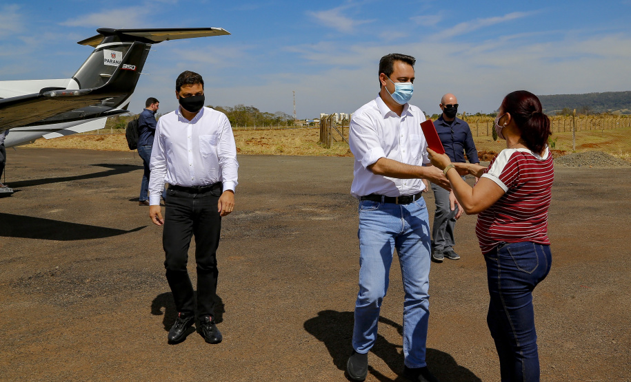 O governador Carlos Massa Ratinho Junior vistoriou, nesta quinta-feira (2), as obras de recapeamento asfáltico da pista do Aeroporto Municipal Aguinaldo Pereira Lima, em Siqueira Campos, região do Norte Pioneiro.   - Siqueira Campos, 02/09/2021  -  Foto: Gilson Abreu/AEN