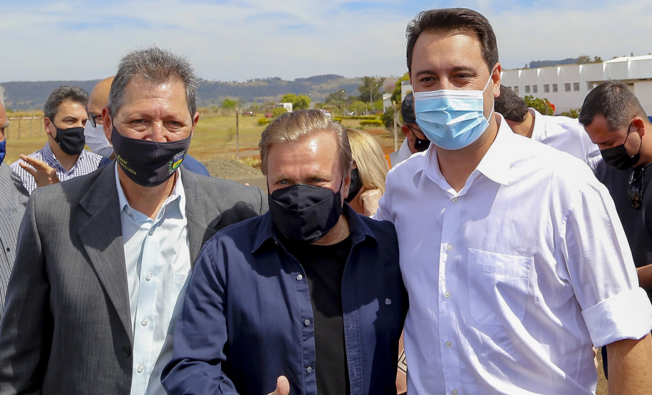 O governador Carlos Massa Ratinho Junior vistoriou, nesta quinta-feira (2), as obras de recapeamento asfáltico da pista do Aeroporto Municipal Aguinaldo Pereira Lima, em Siqueira Campos, região do Norte Pioneiro.   - Siqueira Campos, 02/09/2021  -  Foto: Gilson Abreu/AEN