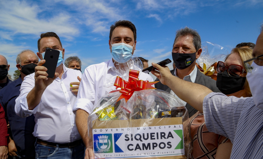O governador Carlos Massa Ratinho Junior vistoriou, nesta quinta-feira (2), as obras de recapeamento asfáltico da pista do Aeroporto Municipal Aguinaldo Pereira Lima, em Siqueira Campos, região do Norte Pioneiro.   - Siqueira Campos, 02/09/2021  -  Foto: Gilson Abreu/AEN
