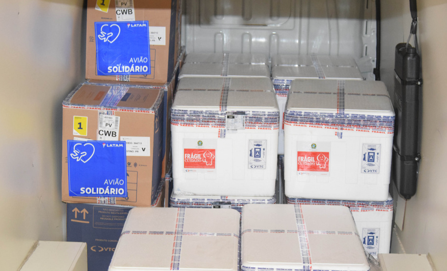 O Paraná recebeu na noite desta segunda-feira (30) mais 182.100 doses de vacinas contra a Covid-19. As 64.350 doses da Pfizer/BioNTech desembarcaram no Aeroporto Internacional Afonso Pena, em São José dos Pinhais, às 19h10 e, logo depois, chegaram mais 117.750 doses da AstraZeneca/Fiocruz.  -  Curitiba, 30/08/2021  -  Foto: Américo Antonio/SESA
