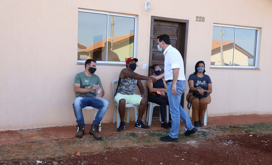 O governador Carlos Massa Ratinho Junior entregou nesta quinta-feira (02) as chaves de 56 novas moradias a famílias de Cambará, no Norte Pioneiro. O Residencial Santa Cecília recebeu R$ 5,3 milhões de investimento do Governo do Estado por meio do programa Casa Fácil Paraná, que oferece condições facilitadas de aquisição da casa própria à população. Foto: Ari Dias/AEN
