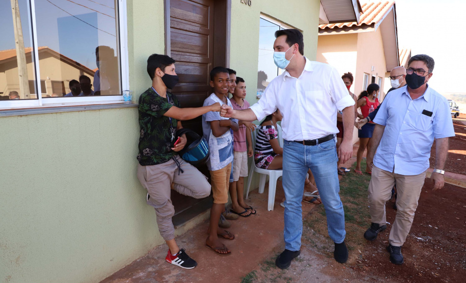 O governador Carlos Massa Ratinho Junior entregou nesta quinta-feira (02) as chaves de 56 novas moradias a famílias de Cambará, no Norte Pioneiro. O Residencial Santa Cecília recebeu R$ 5,3 milhões de investimento do Governo do Estado por meio do programa Casa Fácil Paraná, que oferece condições facilitadas de aquisição da casa própria à população. Foto: Ari Dias/AEN