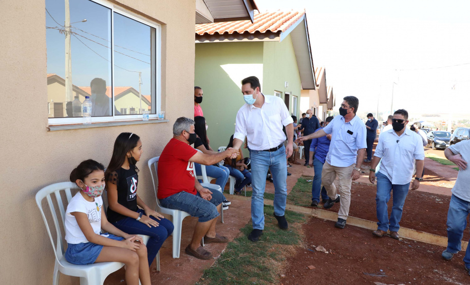 O governador Carlos Massa Ratinho Junior entregou nesta quinta-feira (02) as chaves de 56 novas moradias a famílias de Cambará, no Norte Pioneiro. O Residencial Santa Cecília recebeu R$ 5,3 milhões de investimento do Governo do Estado por meio do programa Casa Fácil Paraná, que oferece condições facilitadas de aquisição da casa própria à população. Foto: Ari Dias/AEN