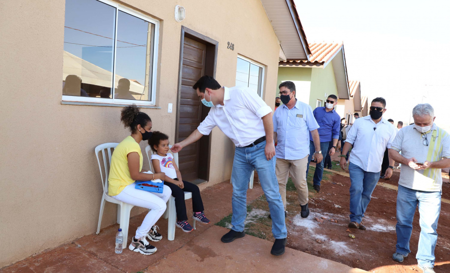 O governador Carlos Massa Ratinho Junior entregou nesta quinta-feira (02) as chaves de 56 novas moradias a famílias de Cambará, no Norte Pioneiro. O Residencial Santa Cecília recebeu R$ 5,3 milhões de investimento do Governo do Estado por meio do programa Casa Fácil Paraná, que oferece condições facilitadas de aquisição da casa própria à população. Foto: Ari Dias/AEN