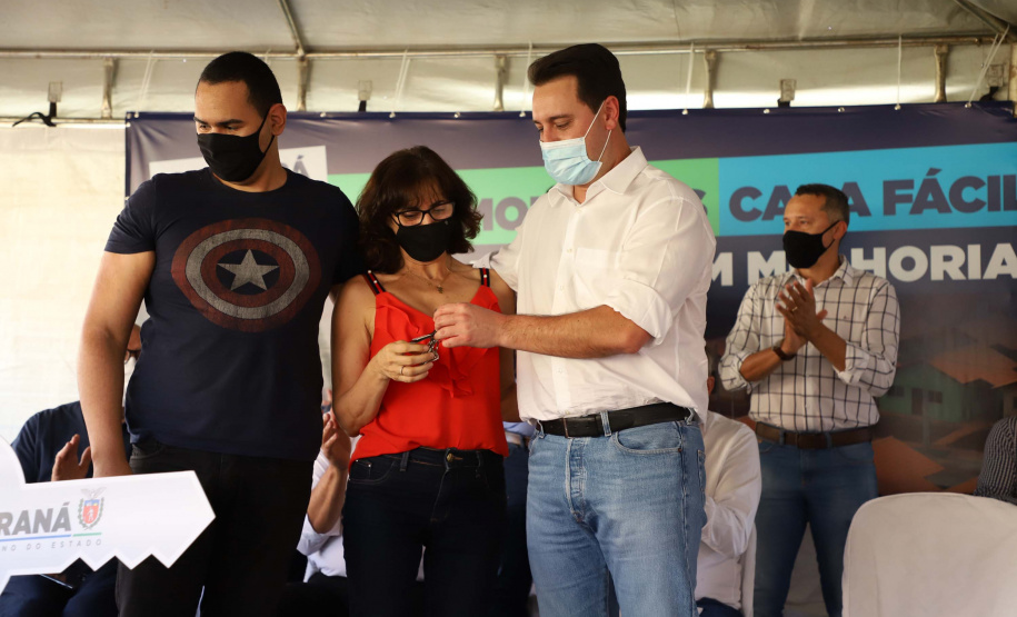 O governador Carlos Massa Ratinho Junior entregou nesta quinta-feira (02) as chaves de 56 novas moradias a famílias de Cambará, no Norte Pioneiro. O Residencial Santa Cecília recebeu R$ 5,3 milhões de investimento do Governo do Estado por meio do programa Casa Fácil Paraná, que oferece condições facilitadas de aquisição da casa própria à população. Foto: Ari Dias/AEN