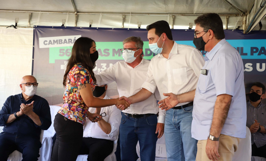 O governador Carlos Massa Ratinho Junior entregou nesta quinta-feira (02) as chaves de 56 novas moradias a famílias de Cambará, no Norte Pioneiro. O Residencial Santa Cecília recebeu R$ 5,3 milhões de investimento do Governo do Estado por meio do programa Casa Fácil Paraná, que oferece condições facilitadas de aquisição da casa própria à população. Foto: Ari Dias/AEN