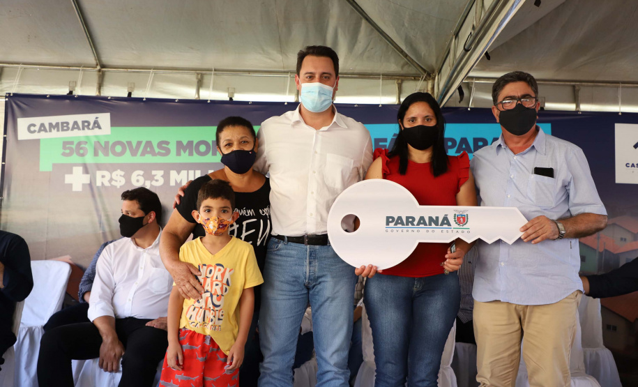 O governador Carlos Massa Ratinho Junior entregou nesta quinta-feira (02) as chaves de 56 novas moradias a famílias de Cambará, no Norte Pioneiro. O Residencial Santa Cecília recebeu R$ 5,3 milhões de investimento do Governo do Estado por meio do programa Casa Fácil Paraná, que oferece condições facilitadas de aquisição da casa própria à população. Foto: Ari Dias/AEN