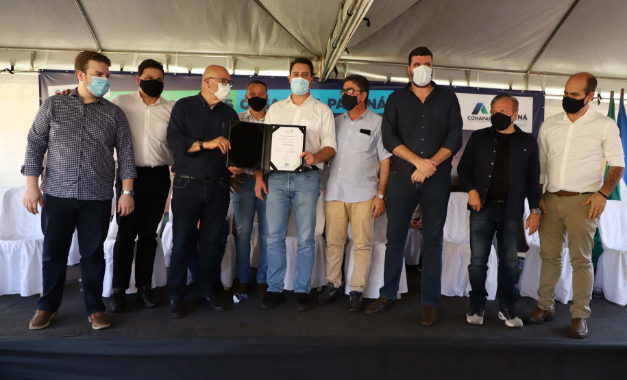 O governador Carlos Massa Ratinho Junior entregou nesta quinta-feira (02) as chaves de 56 novas moradias a famílias de Cambará, no Norte Pioneiro. O Residencial Santa Cecília recebeu R$ 5,3 milhões de investimento do Governo do Estado por meio do programa Casa Fácil Paraná, que oferece condições facilitadas de aquisição da casa própria à população. Foto: Ari Dias/AEN