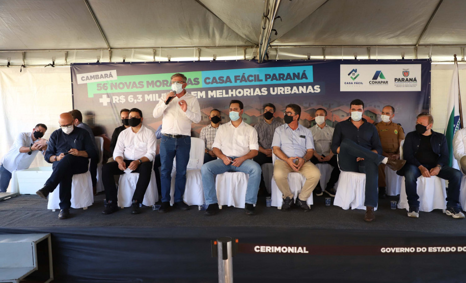 O governador Carlos Massa Ratinho Junior entregou nesta quinta-feira (02) as chaves de 56 novas moradias a famílias de Cambará, no Norte Pioneiro. O Residencial Santa Cecília recebeu R$ 5,3 milhões de investimento do Governo do Estado por meio do programa Casa Fácil Paraná, que oferece condições facilitadas de aquisição da casa própria à população. Foto: Ari Dias/AEN