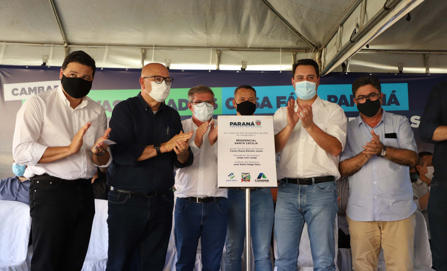 O governador Carlos Massa Ratinho Junior entregou nesta quinta-feira (02) as chaves de 56 novas moradias a famílias de Cambará, no Norte Pioneiro. O Residencial Santa Cecília recebeu R$ 5,3 milhões de investimento do Governo do Estado por meio do programa Casa Fácil Paraná, que oferece condições facilitadas de aquisição da casa própria à população. Foto: Ari Dias/AEN