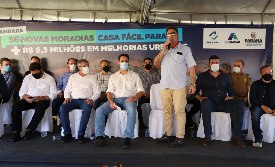 O governador Carlos Massa Ratinho Junior entregou nesta quinta-feira (02) as chaves de 56 novas moradias a famílias de Cambará, no Norte Pioneiro. O Residencial Santa Cecília recebeu R$ 5,3 milhões de investimento do Governo do Estado por meio do programa Casa Fácil Paraná, que oferece condições facilitadas de aquisição da casa própria à população. Foto: Ari Dias/AEN