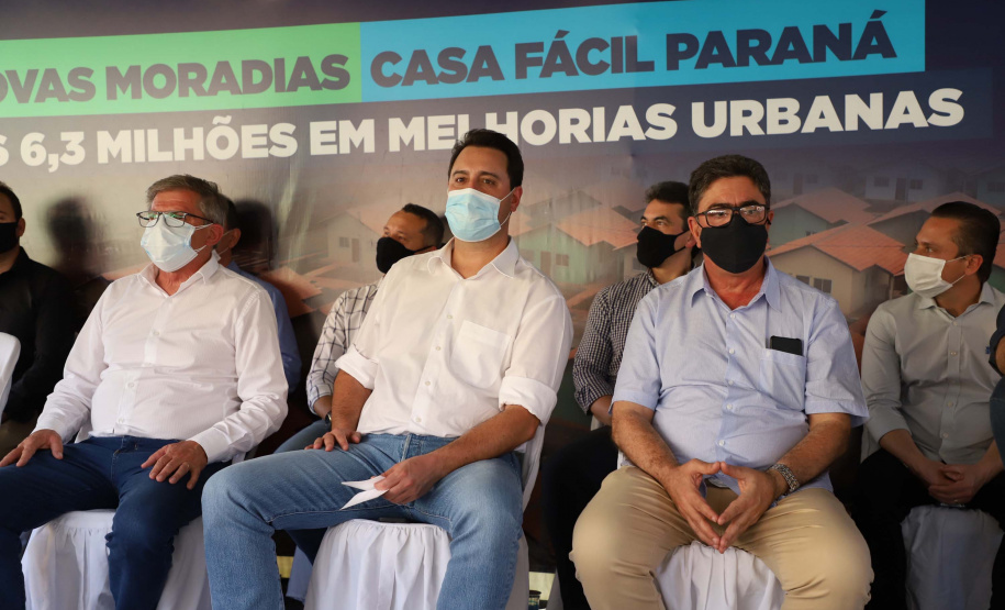 O governador Carlos Massa Ratinho Junior entregou nesta quinta-feira (02) as chaves de 56 novas moradias a famílias de Cambará, no Norte Pioneiro. O Residencial Santa Cecília recebeu R$ 5,3 milhões de investimento do Governo do Estado por meio do programa Casa Fácil Paraná, que oferece condições facilitadas de aquisição da casa própria à população. Foto: Ari Dias/AEN