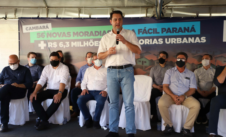 O governador Carlos Massa Ratinho Junior entregou nesta quinta-feira (02) as chaves de 56 novas moradias a famílias de Cambará, no Norte Pioneiro. O Residencial Santa Cecília recebeu R$ 5,3 milhões de investimento do Governo do Estado por meio do programa Casa Fácil Paraná, que oferece condições facilitadas de aquisição da casa própria à população. Foto: Ari Dias/AEN