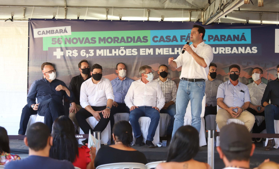 O governador Carlos Massa Ratinho Junior entregou nesta quinta-feira (02) as chaves de 56 novas moradias a famílias de Cambará, no Norte Pioneiro. O Residencial Santa Cecília recebeu R$ 5,3 milhões de investimento do Governo do Estado por meio do programa Casa Fácil Paraná, que oferece condições facilitadas de aquisição da casa própria à população. Foto: Ari Dias/AEN