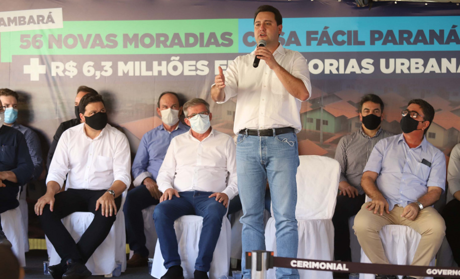 O governador Carlos Massa Ratinho Junior entregou nesta quinta-feira (02) as chaves de 56 novas moradias a famílias de Cambará, no Norte Pioneiro. O Residencial Santa Cecília recebeu R$ 5,3 milhões de investimento do Governo do Estado por meio do programa Casa Fácil Paraná, que oferece condições facilitadas de aquisição da casa própria à população. Foto: Ari Dias/AEN