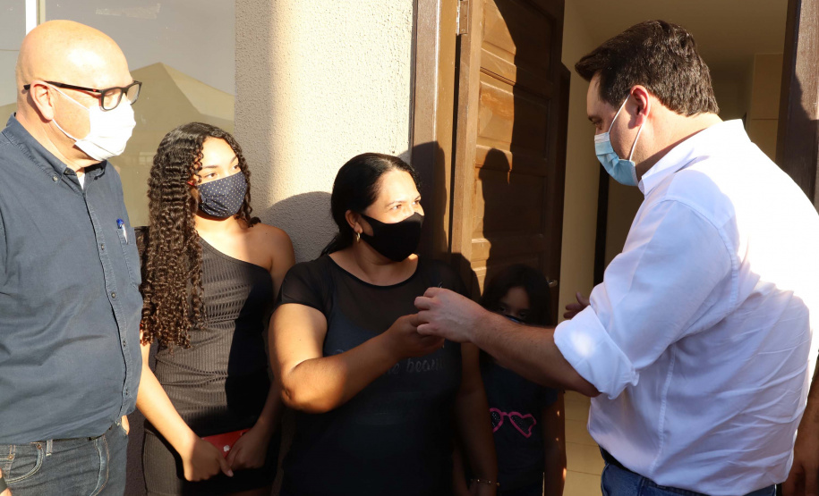 O governador Carlos Massa Ratinho Junior entregou nesta quinta-feira (02) as chaves de 56 novas moradias a famílias de Cambará, no Norte Pioneiro. O Residencial Santa Cecília recebeu R$ 5,3 milhões de investimento do Governo do Estado por meio do programa Casa Fácil Paraná, que oferece condições facilitadas de aquisição da casa própria à população. Foto: Ari Dias/AEN