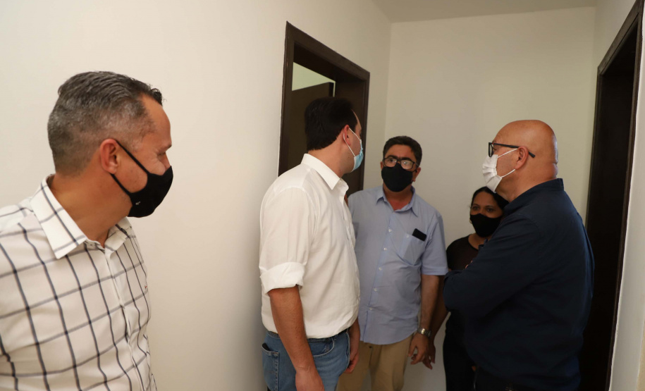 O governador Carlos Massa Ratinho Junior entregou nesta quinta-feira (02) as chaves de 56 novas moradias a famílias de Cambará, no Norte Pioneiro. O Residencial Santa Cecília recebeu R$ 5,3 milhões de investimento do Governo do Estado por meio do programa Casa Fácil Paraná, que oferece condições facilitadas de aquisição da casa própria à população. Foto: Ari Dias/AEN