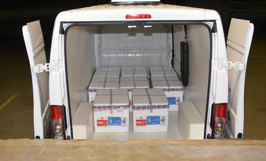 A Secretaria de Estado da Saúde (Sesa) recebeu na noite desta quinta-feira (2) mais 87.000 vacinas contra a Covid-19. As doses de AstraZeneca/Fiocruz desembarcaram no Aeroporto Internacional Afonso Pena, em São José dos Pinhais, às 20h05, no voo AD 4078 e foram enviadas para o Centro de Medicamentos do Paraná (Cemepar) para conferência e armazenamento, até que sejam repassadas aos municípos. - Curitiba, 02/09/2021 -  Foto: Américo Antonio/SESA