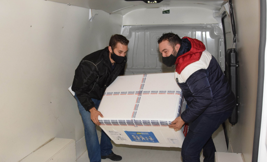 A Secretaria de Estado da Saúde (Sesa) recebeu na noite desta quinta-feira (2) mais 87.000 vacinas contra a Covid-19. As doses de AstraZeneca/Fiocruz desembarcaram no Aeroporto Internacional Afonso Pena, em São José dos Pinhais, às 20h05, no voo AD 4078 e foram enviadas para o Centro de Medicamentos do Paraná (Cemepar) para conferência e armazenamento, até que sejam repassadas aos municípos. - Curitiba, 02/09/2021 -  Foto: Américo Antonio/SESA