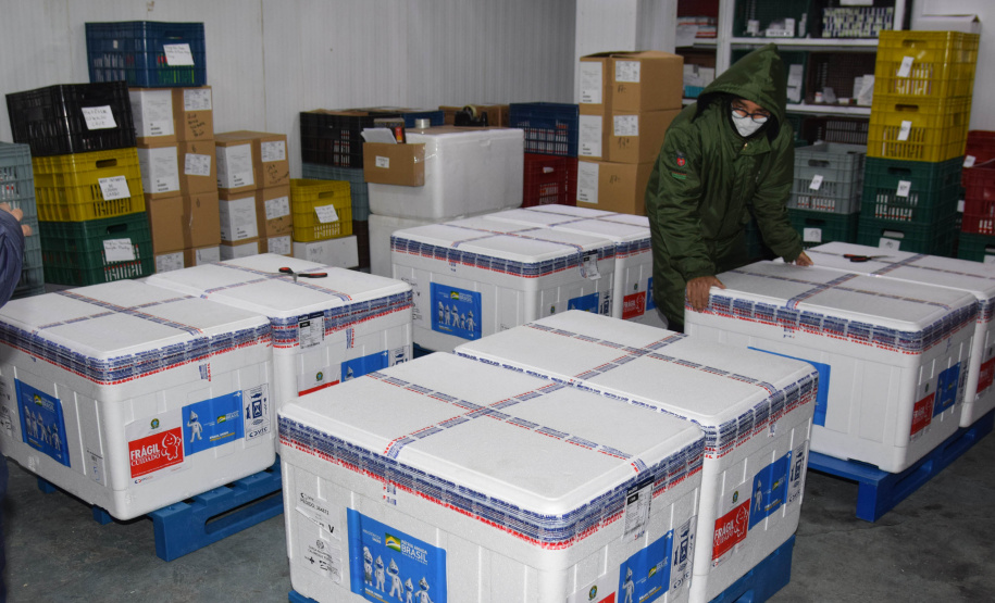 A Secretaria de Estado da Saúde (Sesa) recebeu na noite desta quinta-feira (2) mais 87.000 vacinas contra a Covid-19. As doses de AstraZeneca/Fiocruz desembarcaram no Aeroporto Internacional Afonso Pena, em São José dos Pinhais, às 20h05, no voo AD 4078 e foram enviadas para o Centro de Medicamentos do Paraná (Cemepar) para conferência e armazenamento, até que sejam repassadas aos municípos. - Curitiba, 02/09/2021 -  Foto: Américo Antonio/SESA