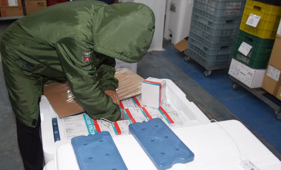 A Secretaria de Estado da Saúde (Sesa) recebeu na noite desta quinta-feira (2) mais 87.000 vacinas contra a Covid-19. As doses de AstraZeneca/Fiocruz desembarcaram no Aeroporto Internacional Afonso Pena, em São José dos Pinhais, às 20h05, no voo AD 4078 e foram enviadas para o Centro de Medicamentos do Paraná (Cemepar) para conferência e armazenamento, até que sejam repassadas aos municípos. - Curitiba, 02/09/2021 -  Foto: Américo Antonio/SESA